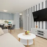 Wellness Riverfront By Renters Apart Otel